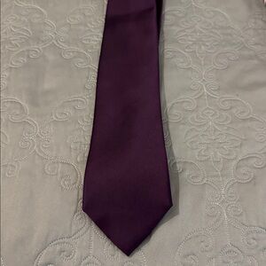 Van Heusen Men’s Elegant Purple Burgundy Tie 100% silk